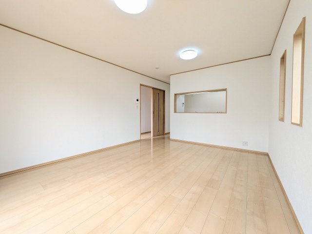 八王子市　下柚木　中古戸建ての内装|～15.0帖の明るいLDK　室内クリーニング済、フローリングもピカピカです～