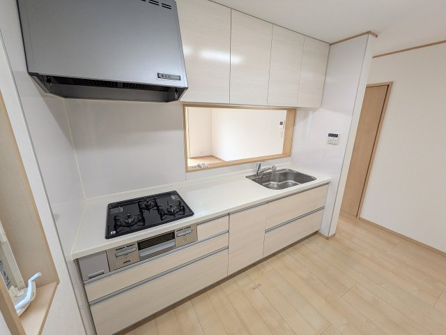 八王子市　下柚木　中古戸建てのキッチン|～３口コンロと広い調理台でお料理が捗ります～