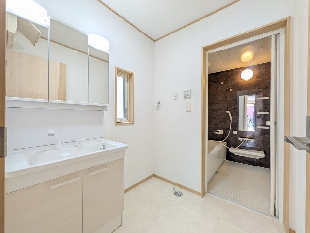 八王子市　下柚木　中古戸建ての脱衣所|～窓付きで明るい洗面所　換気もしやすいです～