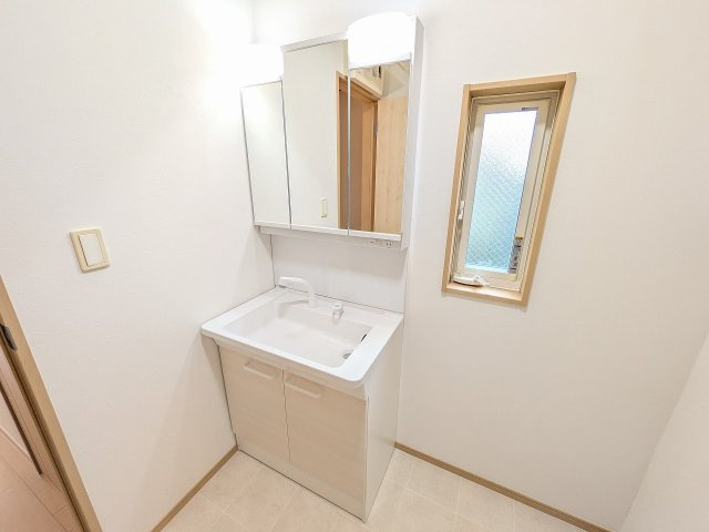 八王子市　下柚木　中古戸建ての独立洗面台|～３面鏡付きの独立洗面台　細々している物をスッキリ収納出来ます～