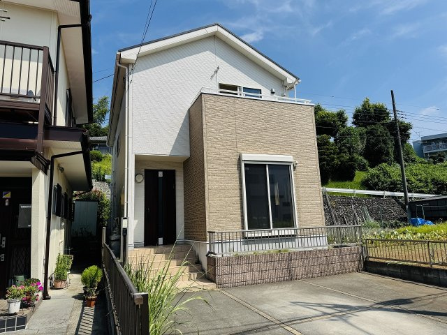 八王子市　下柚木　中古戸建ての外観|～築10年の再生住宅　南東道路に接道しているため陽当たり良好～