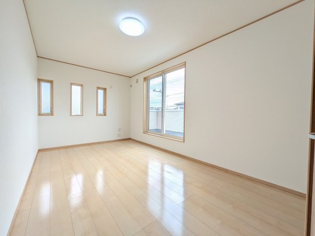 八王子市　下柚木　中古戸建ての寝室|～2階8.2帖の主寝室　ベッドなど大型家具のレイアウトもしやすい広さです～