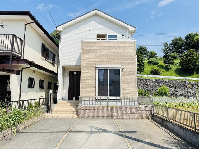 八王子市　下柚木　中古戸建ての外観|～築10年の再生住宅　南東道路に接道しているため陽当たり良好～