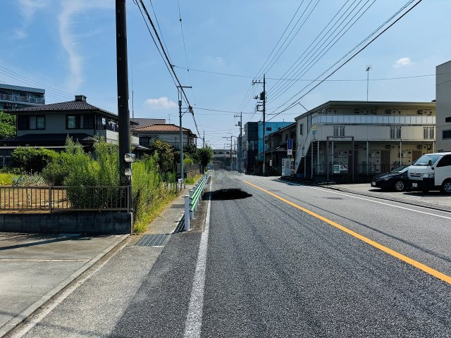 八王子市　下柚木　中古戸建ての前面道路含む現地写真|～南東側9.5ｍ道路に面しています～