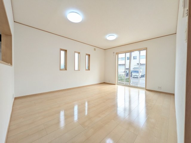 八王子市　下柚木　中古戸建ての居間・リビング|～15.0帖の明るいLDK　室内クリーニング済、フローリングもピカピカです～