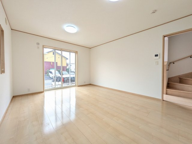 八王子市　下柚木　中古戸建ての居間・リビング|～15.0帖の明るいLDK　室内クリーニング済、フローリングもピカピカです～