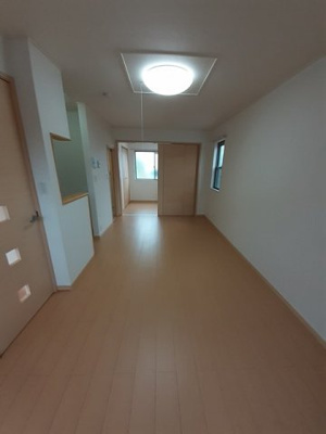 【居間・リビング】 | メゾン・リュミエールⅡ | こちらの居間で趣味の時間をお楽しみください