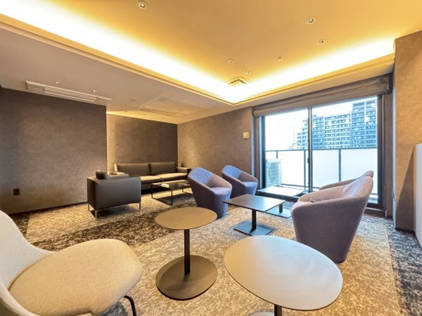 【ロビー】 | 【ラウンジ20】20階です。シックで落ち着いたラウンジ。間接照明が洗練された大人のムードを演出。
