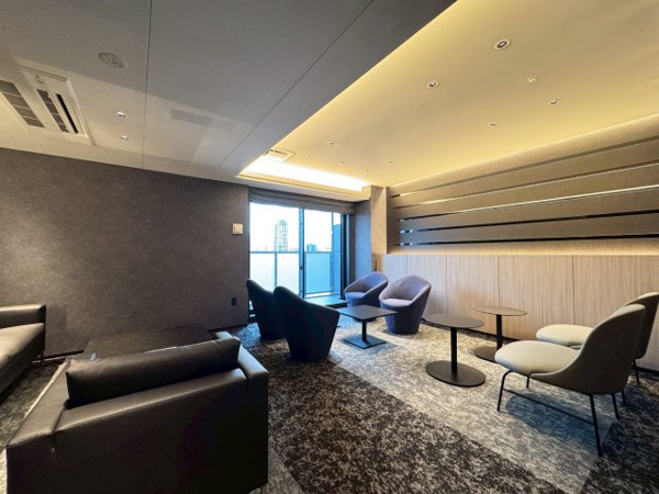 【ロビー】 | 【ラウンジ20】ラグジュアリーなインテリアに囲まれながら、ゆったりとお寛ぎください。