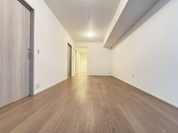 【居間・リビング】 | 【リビング・ダイニング】整形なLDとなっており、家具配置がしやすい空間です！