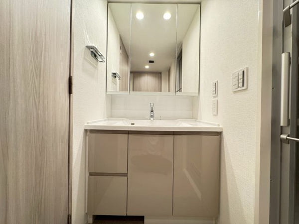 【独立洗面台】 | 【独立洗面台】大きな三面鏡の洗面台です。鏡裏や洗面台下にも収納◎