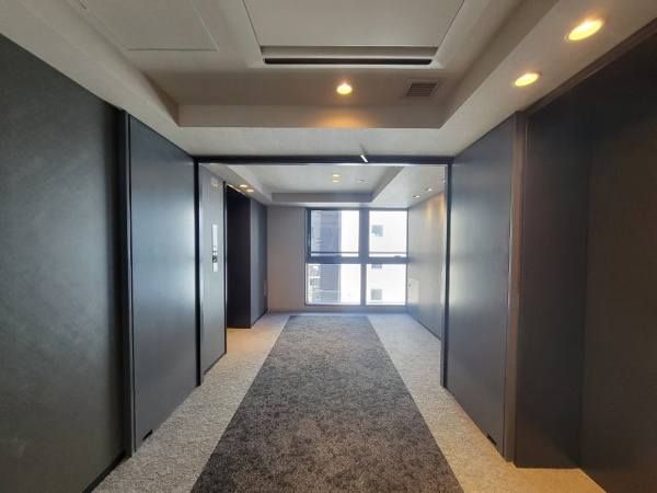 【その他共用部分】 | 【居住フロア　エレベーターホール】外からの視線が届かない、安心の内廊下設計！天候にも左右されません！