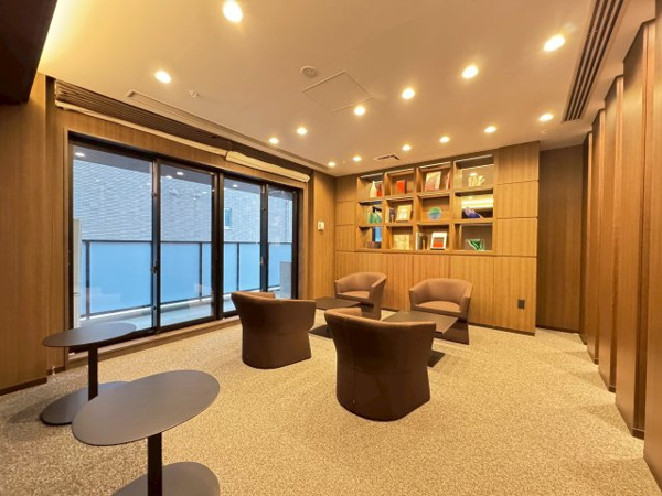 【ロビー】 | 【ラウンジ9】9階にございます。上品なカーペット敷きの、おだやかな雰囲気漂うラウンジです。
