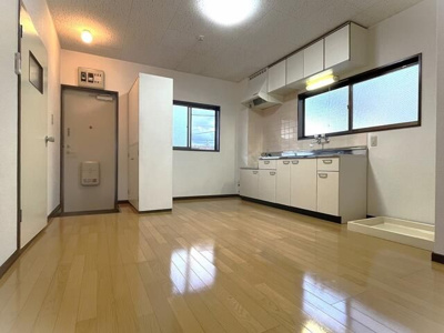 【居間・リビング】 | エクセレント三上 | ゆったり過ごせる居間です