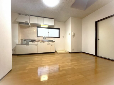 【居間・リビング】 | エクセレント三上 | こちらの居間で趣味の時間をお楽しみください