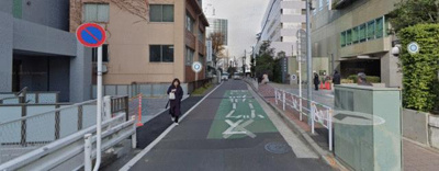 【周辺】 | ａｎｉｍｏ　ｕｄａｇａｗａ　２階店舗 | 前面道路 