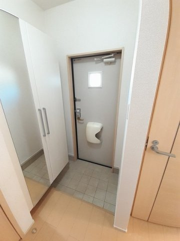 フルールＢの玄関|明るい玄関です