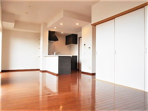 パークヒルズ己斐西町の居間・リビング|リビング・ダイニング（キッチン方向）　※2020年5月撮影