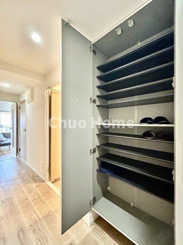 アーバンヒルズ北綾瀬第2の玄関|【玄関】玄関には大型のシューズクローゼットを設置しておりますのでいつでもスッキリりとした空間を保てます。玄関周りを清潔に使うのはとても大事なことですよね。