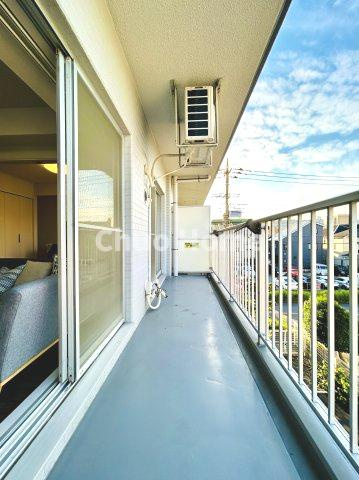 アーバンヒルズ北綾瀬第2のバルコニー|【バルコニー】幅もあって、奥行きもあるゆとりのバルコニー。洗濯物を干したり乾かしたりだけでなく、ただ出てみるだけでも気持ちいいですよ。