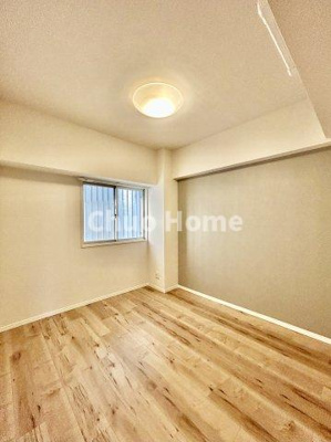 【寝室】 | アーバンヒルズ北綾瀬第2 | 【寝室】心と体をゆったりと安らげる主寝室。寝室のゆとりが大きい分だけ、暮らしの安らぎは深まります。一日の疲れを癒すだけでなく、ご夫婦の親密な語らいを紡ぎ出します