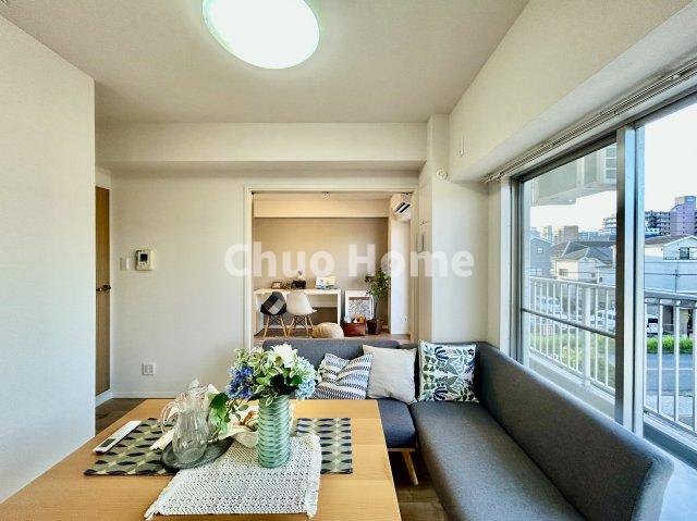 アーバンヒルズ北綾瀬第2の居間・リビング|【リビングダイニング】一日の中で多くの時間を過すことになるリビングダイニングだからこそ、いつも穏やかな空間であることが必然。爽やかな通風と採光を存分に感じる事が出来る空間です。