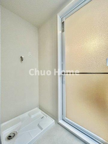 アーバンヒルズ北綾瀬第2のランドリースペース|【ランドリースペース】担当者がスケールを持ち歩いておりますので、ご見学時には現在お使いの洗濯機などがきちんと収まるかなどもチェックして下さい。見学前に測っておくと非常に便利だと思います。