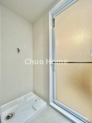 【ランドリースペース】 | アーバンヒルズ北綾瀬第2 | 【ランドリースペース】担当者がスケールを持ち歩いておりますので、ご見学時には現在お使いの洗濯機などがきちんと収まるかなどもチェックして下さい。見学前に測っておくと非常に便利だと思います。