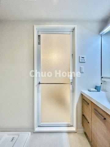 アーバンヒルズ北綾瀬第2の脱衣所|【洗面所】明るい洗面所は朝をすっきりさせてくれる空間です。バタバタしている忙しい朝でも収納が多い洗面台では短い時間で効率良く支度ができます。