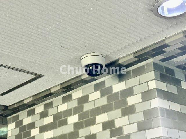 アーバンヒルズ北綾瀬第2の防犯設備|【防犯カメラ】何かあった時の大事な証拠になることももちろんなりますが、防犯というくらいですので大事なのは防犯カメラがあることによって抑止力につながることですよね。