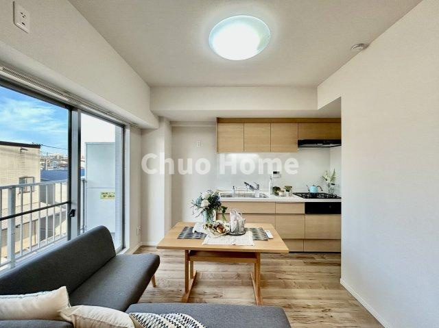 アーバンヒルズ北綾瀬第2の居間・リビング|【居間・リビング】「ＬＤＫは家族団らんをデザイン」広いＬＤＫでは家族が集まり一緒の時間を過ごせる工夫がされております。何気ない一日の当たり前のひとコマがいつか一生の宝物になります