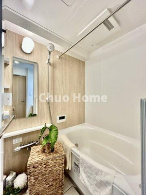 【浴室】 | アーバンヒルズ北綾瀬第2 | 【バスルーム】暖房換気乾燥機付きシステムバスルーム。暖房・冷風・換気・乾燥など、毎日を快適に過ごせるうれしい機能が揃っています。雨の日の洗濯物も安心です。