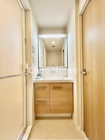 アーバンヒルズ北綾瀬第2の独立洗面台|【洗面化粧台】洗面化粧台には三面鏡を採用。身だしなみを整えやすい事はもちろんですが、鏡の後ろに収納スペースを設ける事により、散らかりやすい洗面スペースをすっきりさせる事が出来るのも嬉しいですね