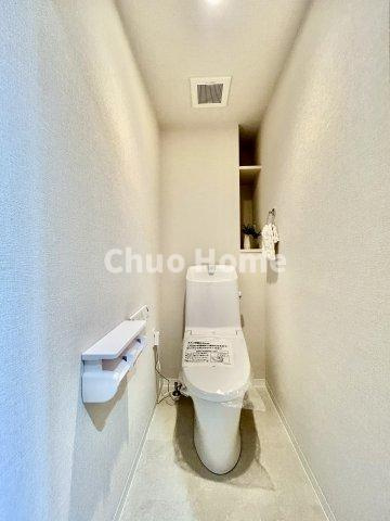 アーバンヒルズ北綾瀬第2のトイレ|【トイレ】 収納スペースをしっかりと確保した温水洗浄便座機能付きトイレ。温水洗浄便座は清潔にお使いいただくための大切なアイテムです。