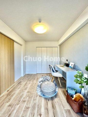 【洋室】 | アーバンヒルズ北綾瀬第2 | 【洋室】快適に過ごす条件は、一人ひとり違います。だからこそ飾り過ぎないシンプルな内装と偏り過ぎないデザインで統一しております。居住していく中でオーナー様だけの【マイホーム】に創り上げて下さい