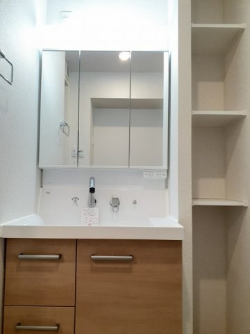 アルーシャ・Ｉの独立洗面台|ゆったりとスペースのある洗面所