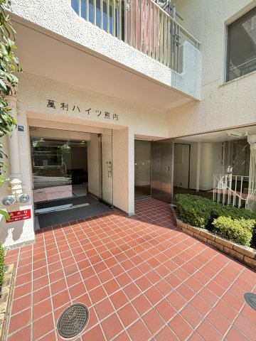 萬利ハイツ熊内のエントランス