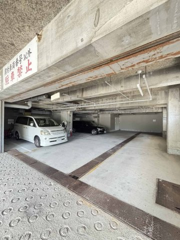 萬利ハイツ熊内の駐車場
