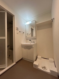 ワールドアイ江坂アルバの洗面所|明るい洗面所です