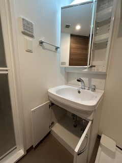 ワールドアイ江坂アルバの洗面所|明るい洗面所です