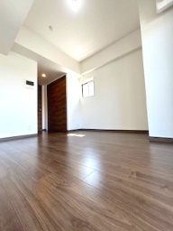 ワールドアイ江坂アルバの居間・リビング|ゆったり過ごせるリビングです