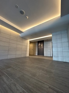 ワールドアイ江坂アルバのロビー|清潔なロビーです