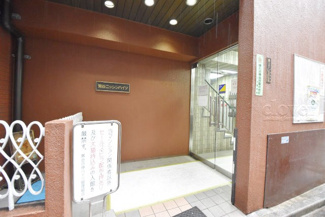 【エントランス】 | マンションの正面エントランス。出入りする人間を癒してくれるマンション入り口であり、その建物の「顔」でもあります。～即日のご見学可能～　お問合せはお気軽にどうぞ。