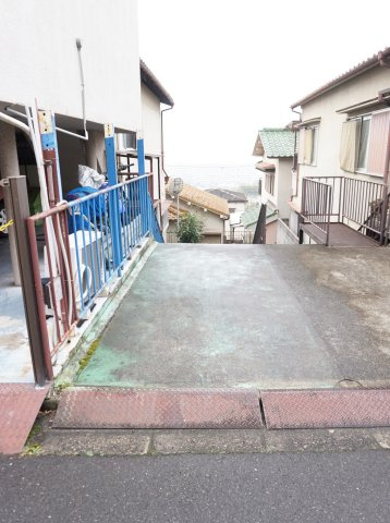 中古戸建　大東市寺川5丁目（昭和54年築）の駐車場