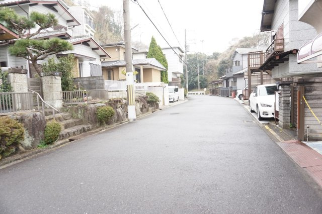 中古戸建　大東市寺川5丁目（昭和54年築）の前面道路含む現地写真