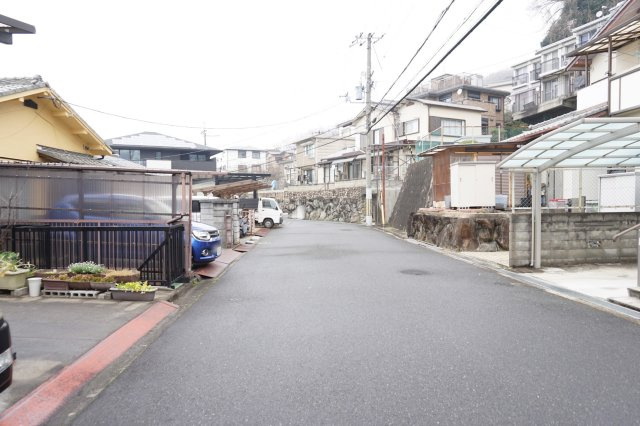 中古戸建　大東市寺川5丁目（昭和54年築）の前面道路含む現地写真