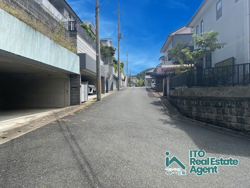 静市市原町 中古戸建の前面道路含む現地写真