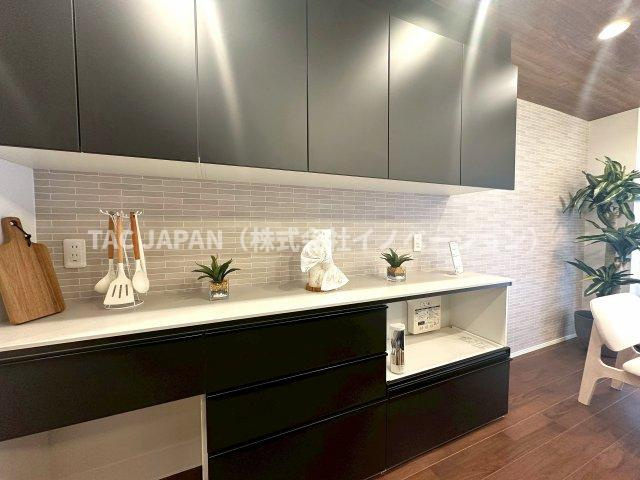 エンゼル鳩ケ谷南弐番館のキッチン|単なる調理場ではなく、快適性に加えインテリアと調和する魅せるキッチンスペースを創造しています。