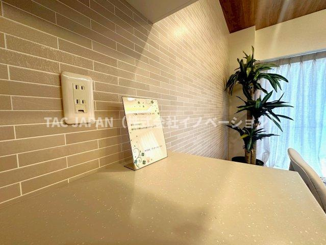 エンゼル鳩ケ谷南弐番館のその他|色味のアクセント×各所に棚や窓を設置し開放感をUPした演出はデザイナーマンションならでは。老略男女を問わず快適にお過ごしいただけます。