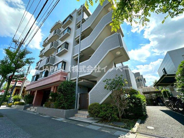 エンゼル鳩ケ谷南弐番館の外観|整備された歩道と美しい街路樹が魅力的な「エンゼル鳩ケ谷南弐番館」。築後約31年の時を経ても色褪せることなく存在感をアピールしています。